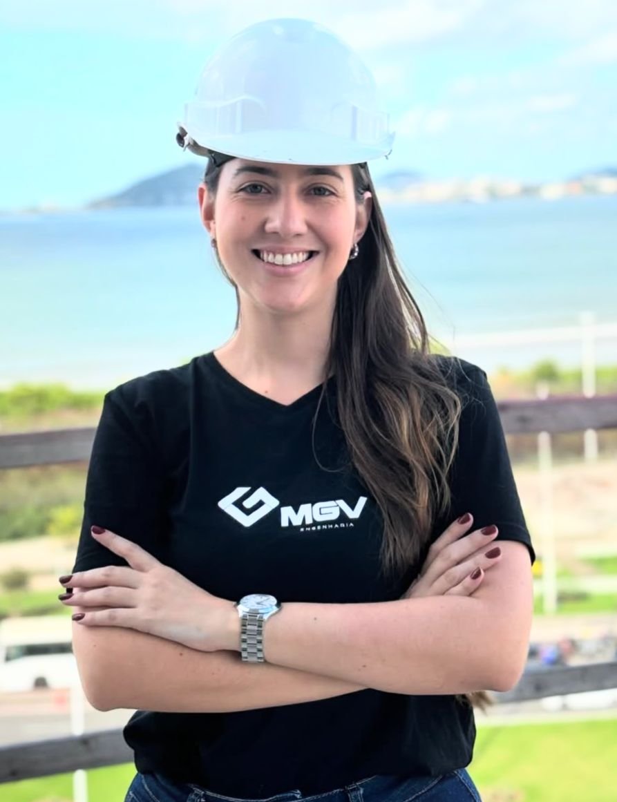 Profissional usando camiseta corporativa personalizada