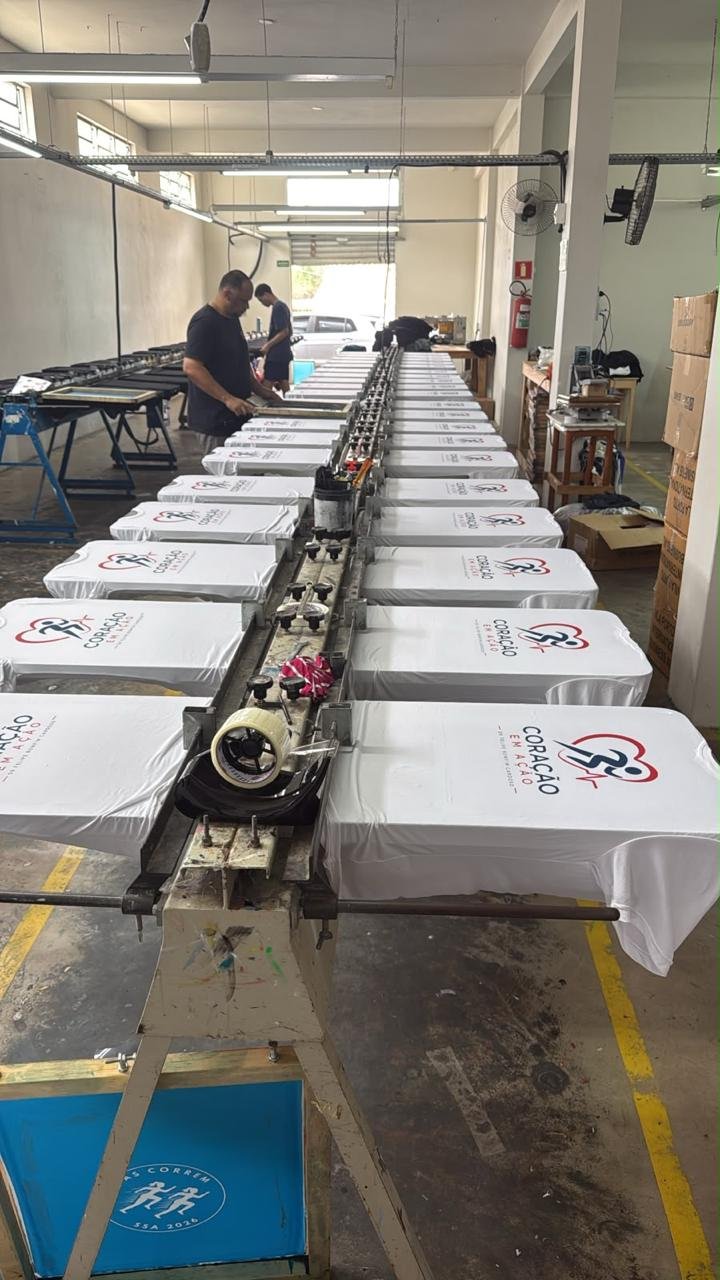 Camisetas brancas personalizadas em linha de produção