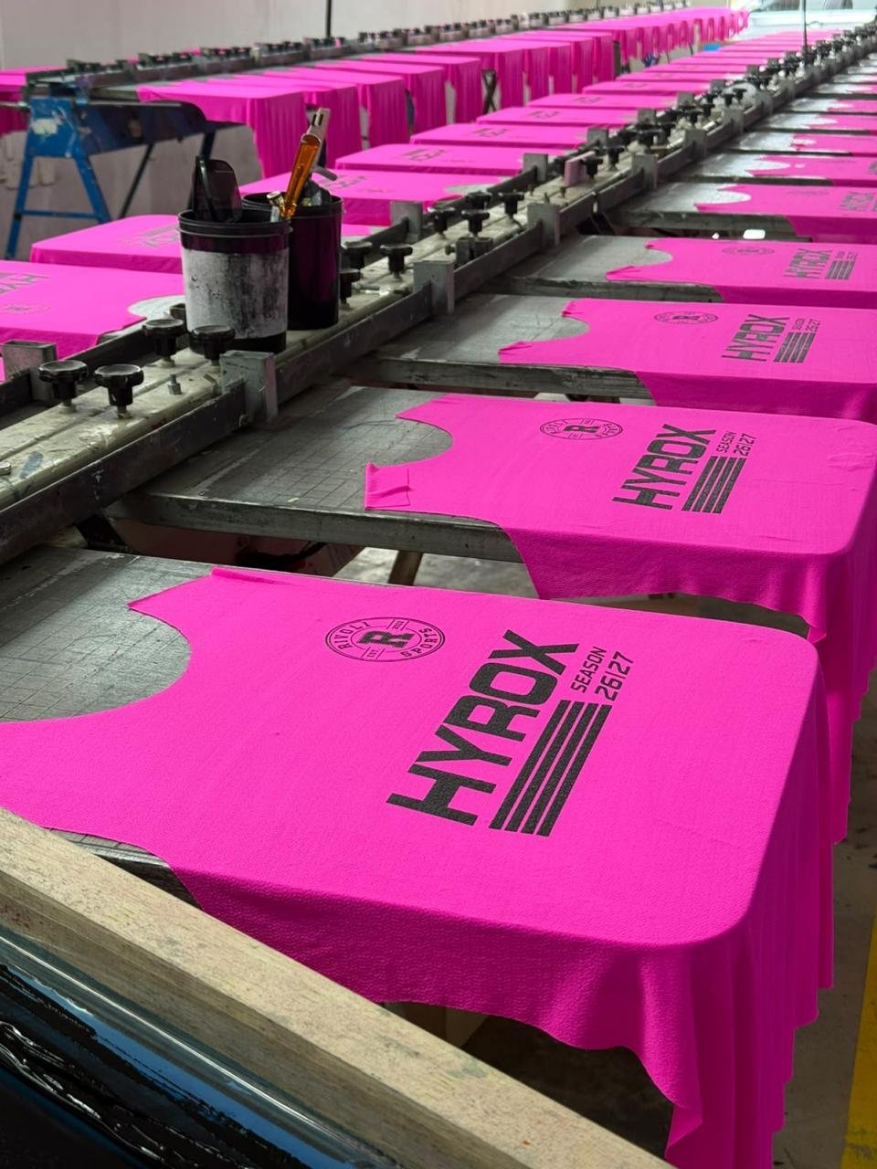 Camisetas rosa personalizadas em processo de estamparia