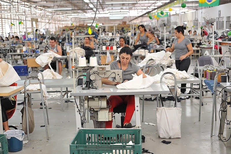 Equipe trabalhando na produção de roupas personalizadas